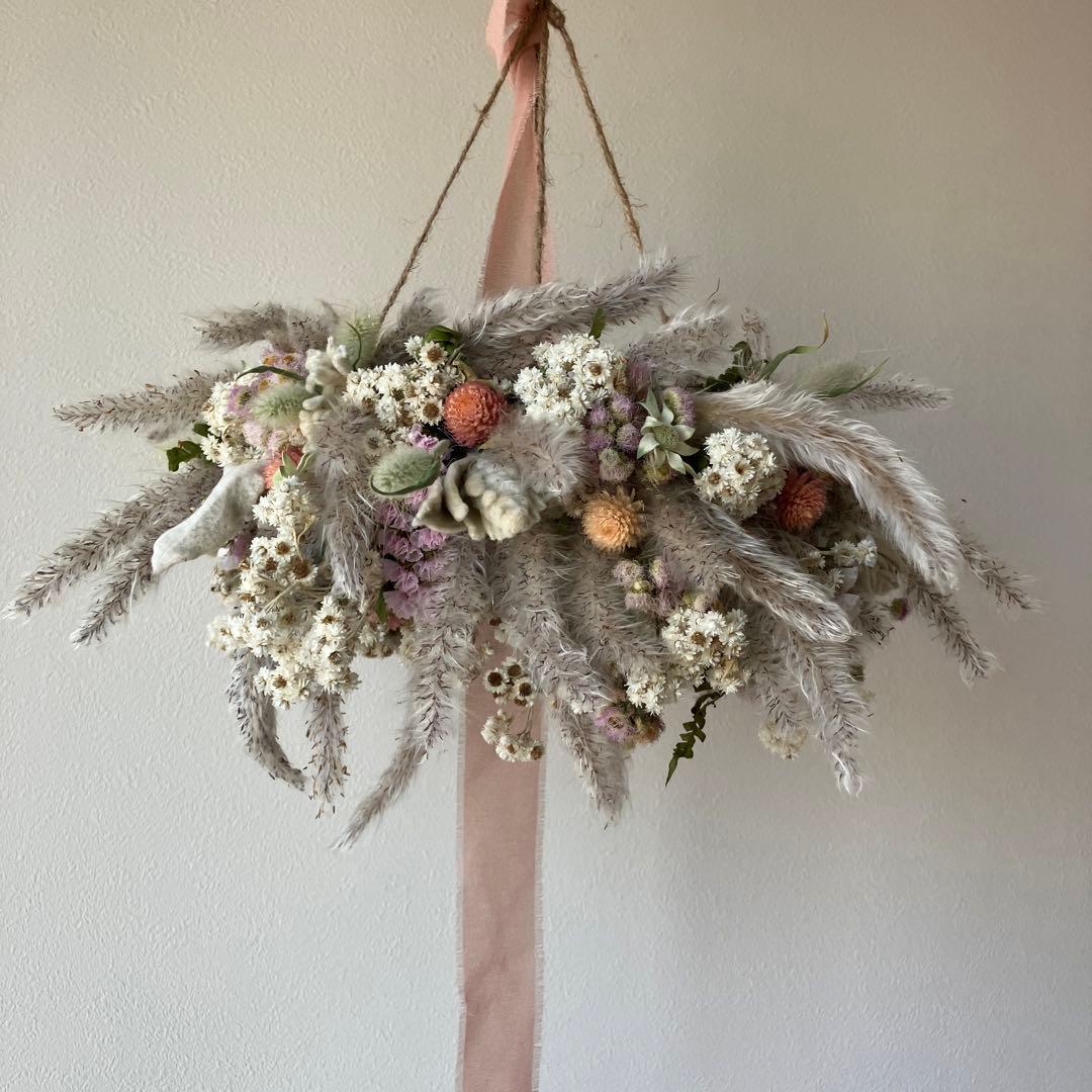 チガヤとカワラハハコのベビーピンク色フライングリース　ドライフラワー　千日紅