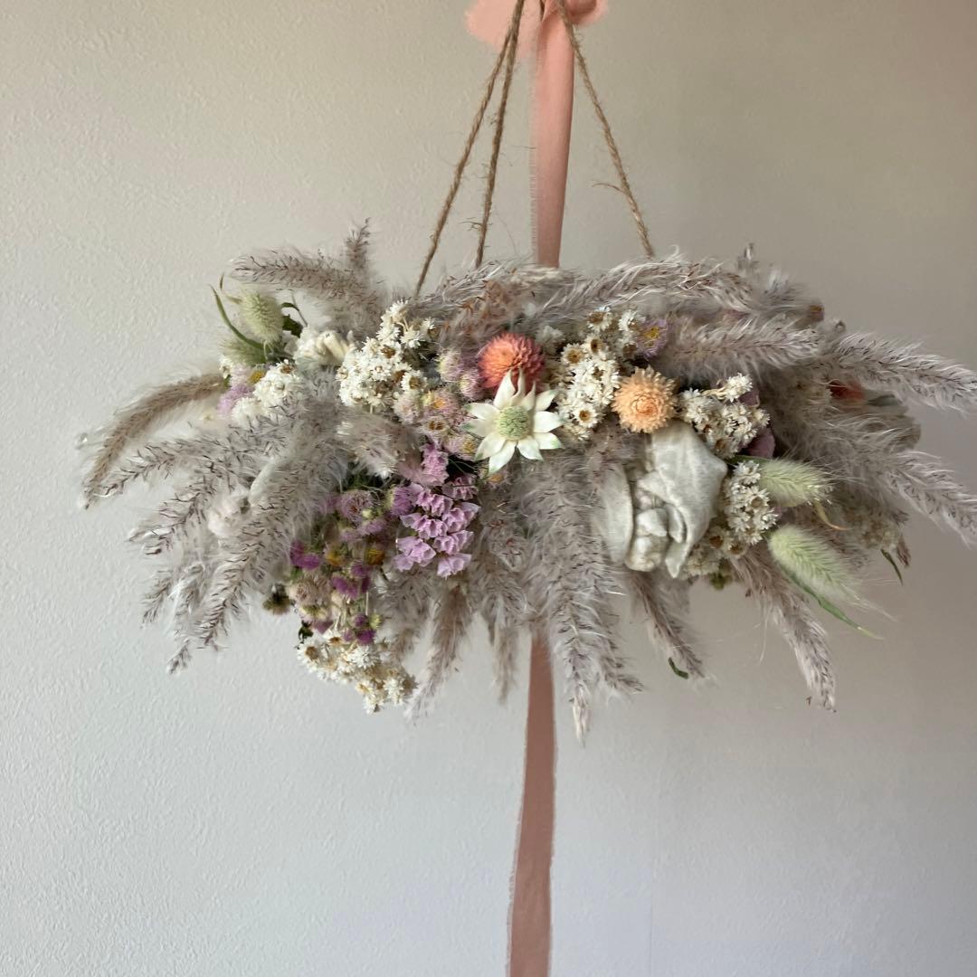 チガヤとカワラハハコのベビーピンク色フライングリース　ドライフラワー　千日紅