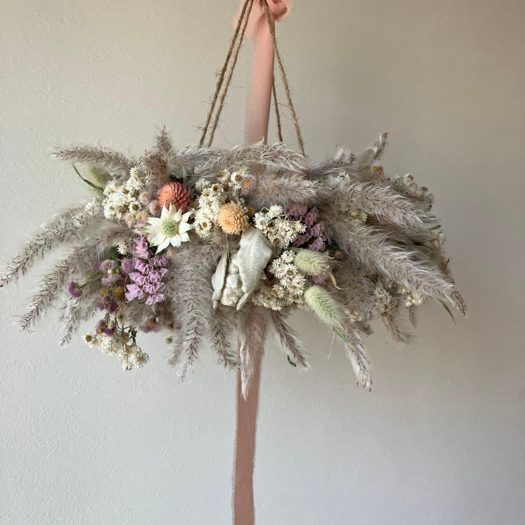 チガヤとカワラハハコのベビーピンク色フライングリース　ドライフラワー　千日紅