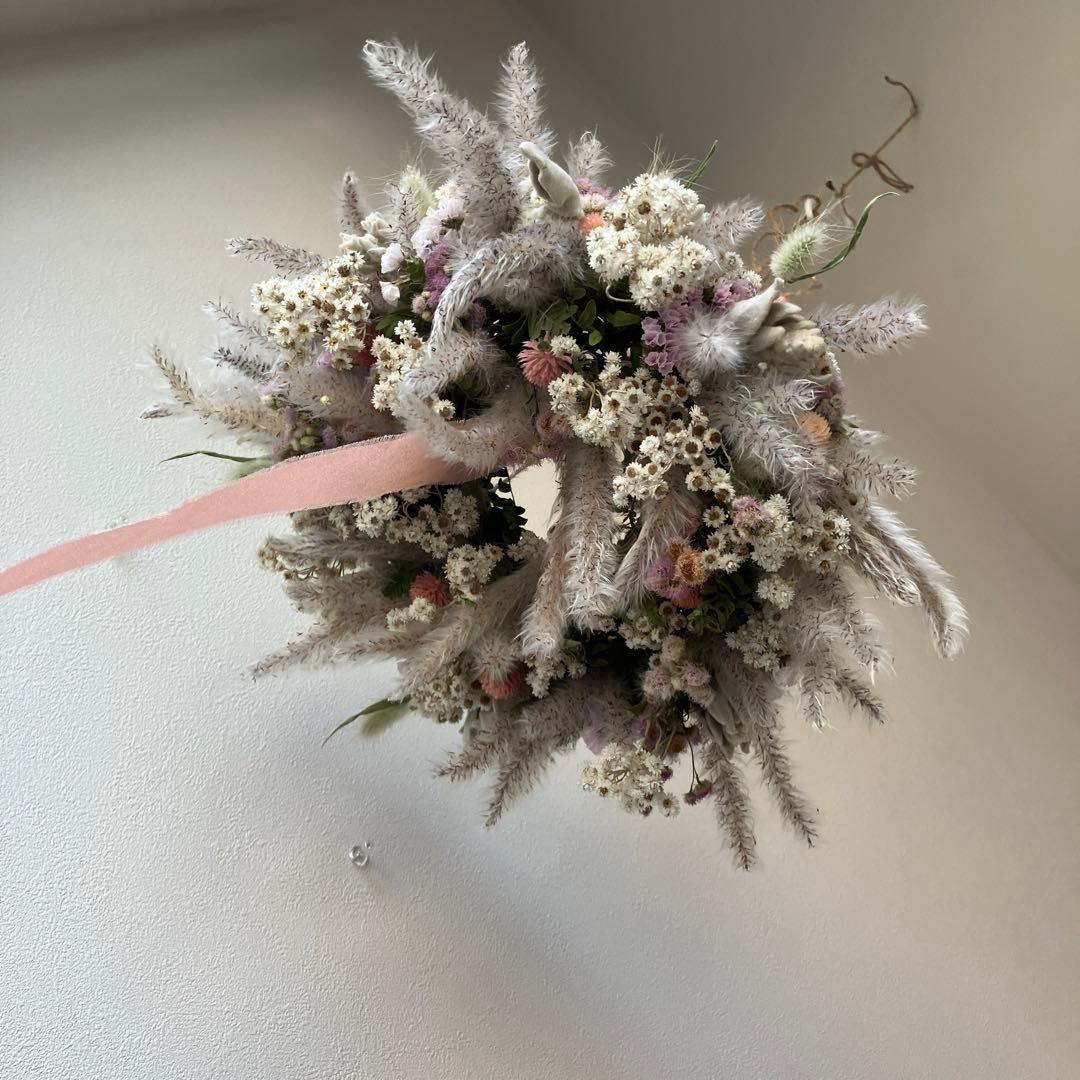 チガヤとカワラハハコのベビーピンク色フライングリース　ドライフラワー　千日紅