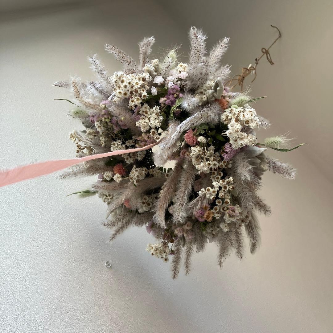 チガヤとカワラハハコのベビーピンク色フライングリース　ドライフラワー　千日紅