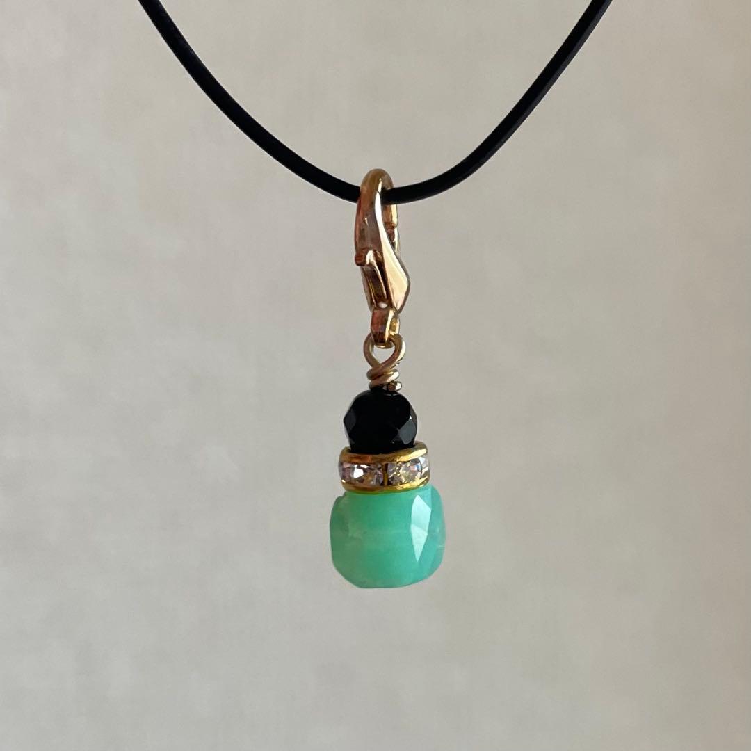 442 天然石　クリソプレーズ　オニキス　緑玉髄　黒瑪瑙　チャーム