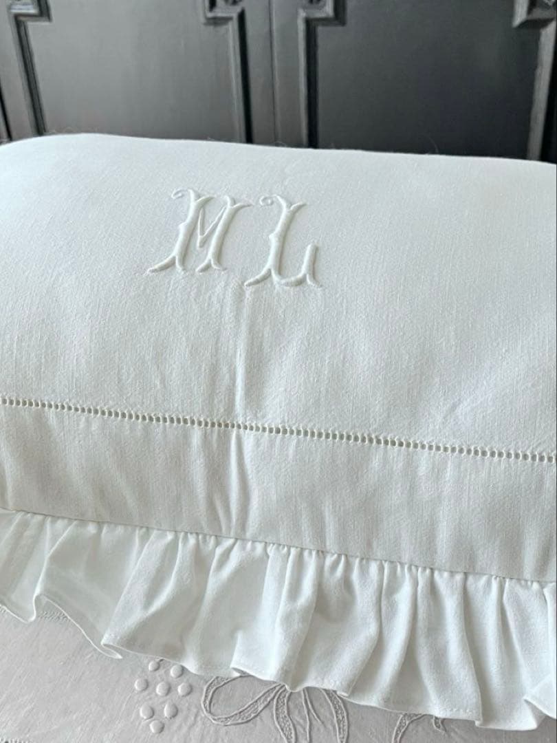 【美品】フランスアンティーク ML手刺繍リネン フリルクッション[3403]