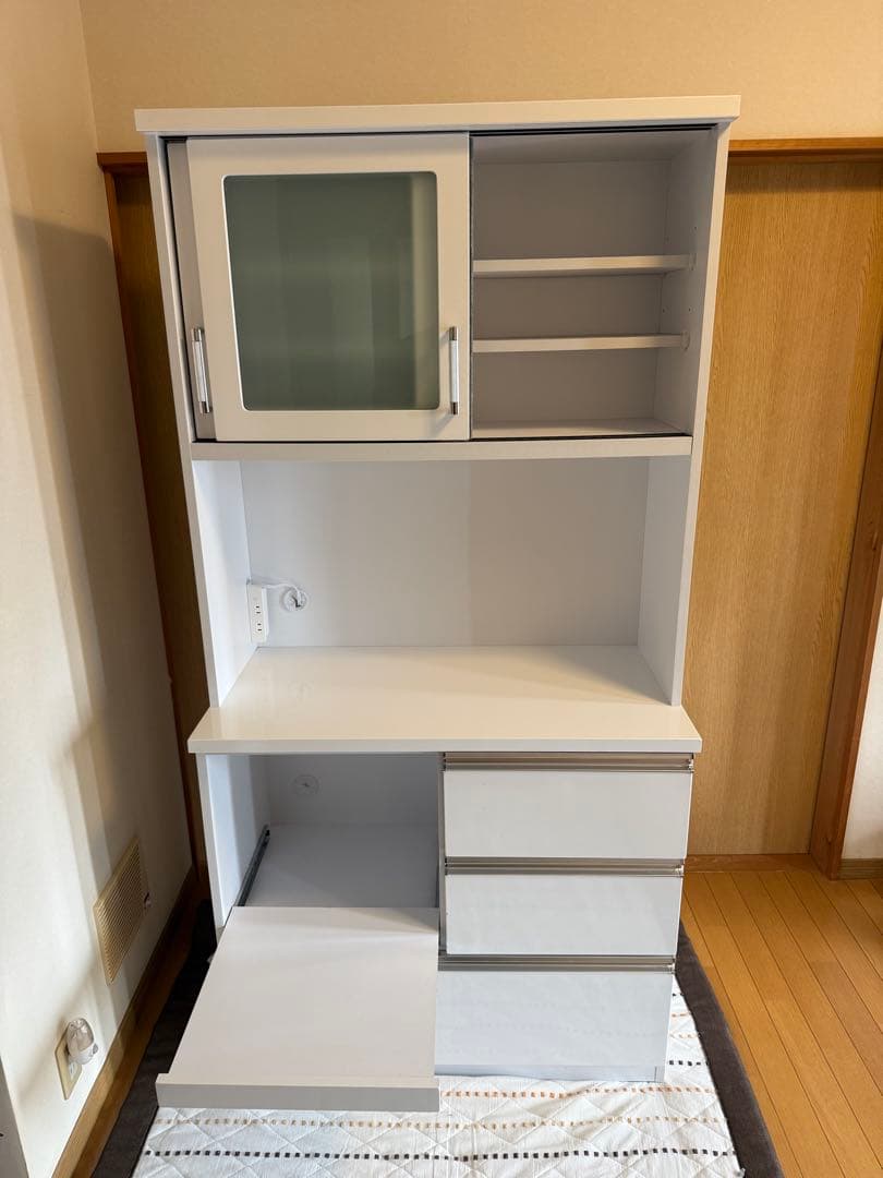 ホワイト食器棚 ガラス扉付き 中型