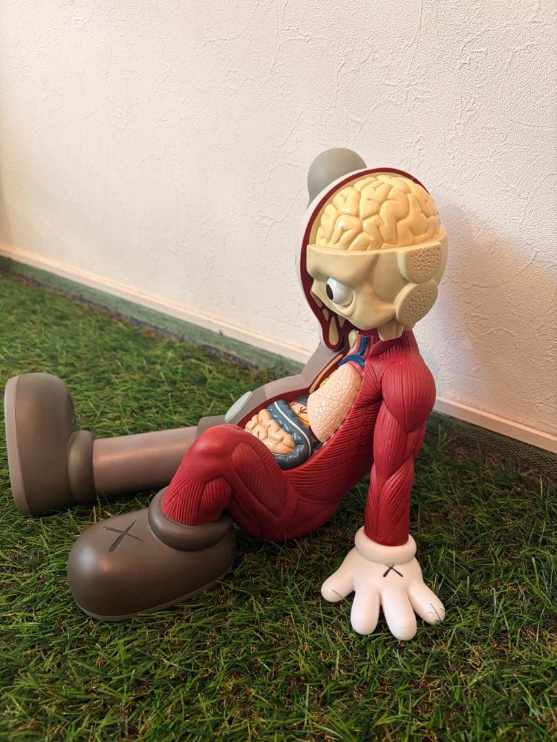 KAWS Resting Place Brownフィギュア 人体解剖　正規品