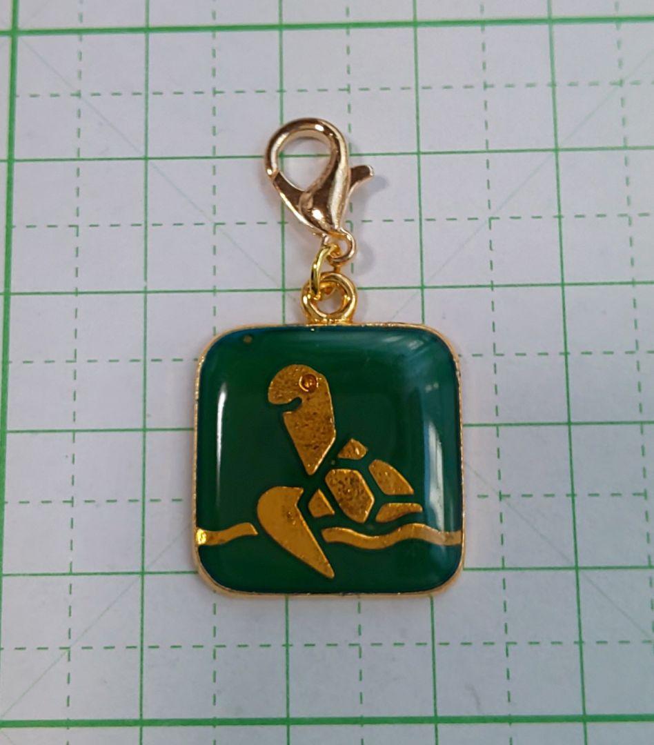HM　ファスナーチャーム　ジップアクセサリー　ゴールド　グリーン　タートル　亀