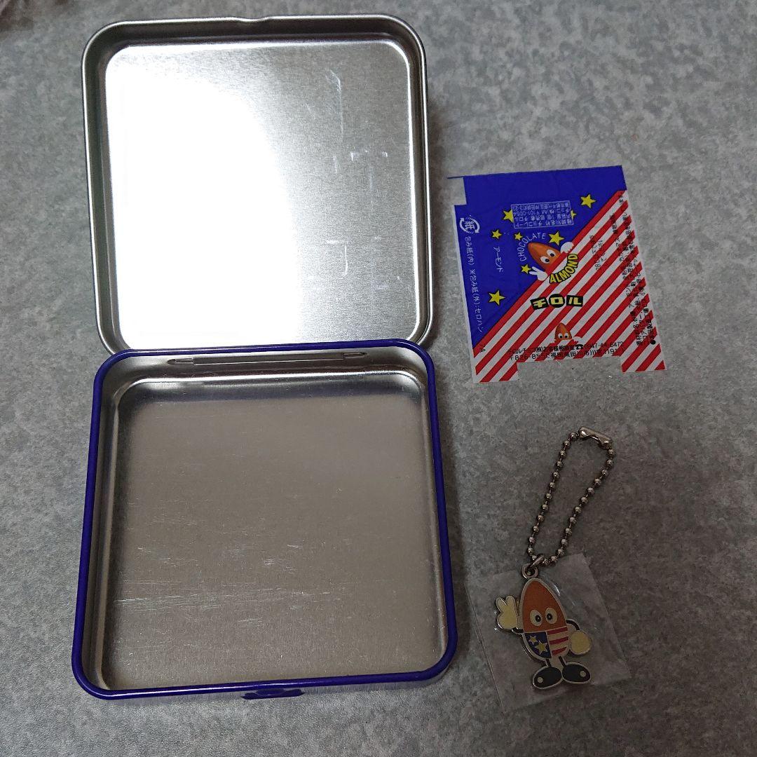 チロルチョコ　アーモンド　キーホルダー　包み紙　キティコラボ缶