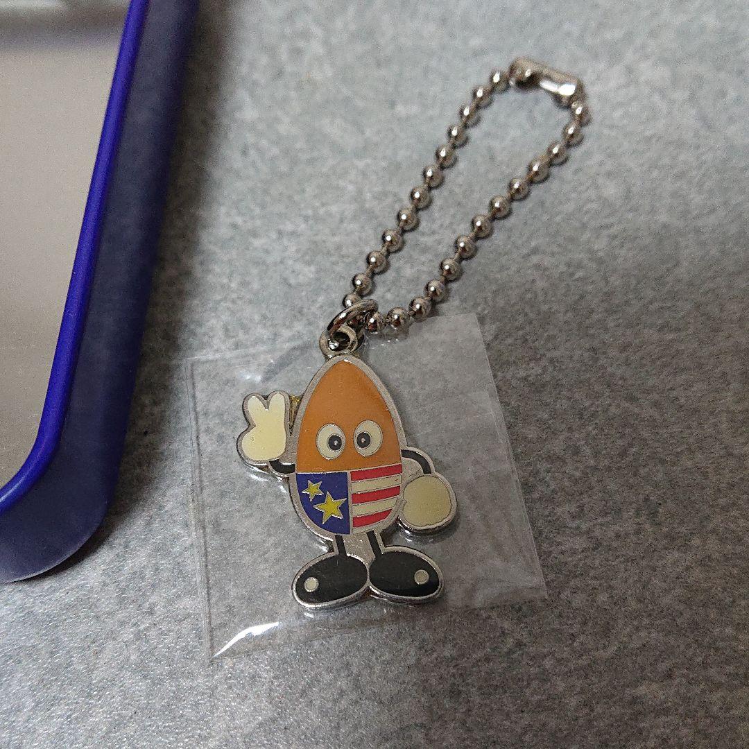 チロルチョコ　アーモンド　キーホルダー　包み紙　キティコラボ缶