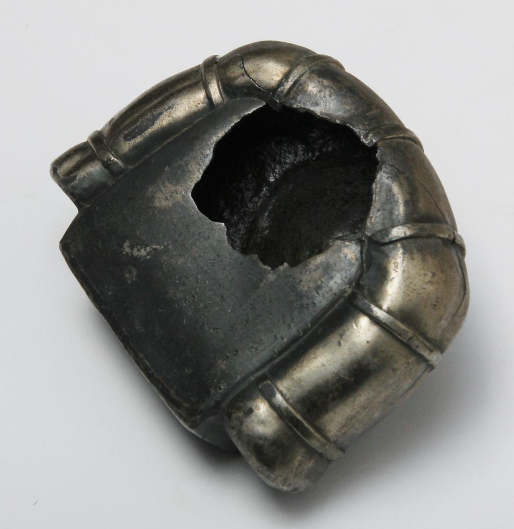 皇軍　兜と軍服　玩具？　鋳物製　破損品 用途不明