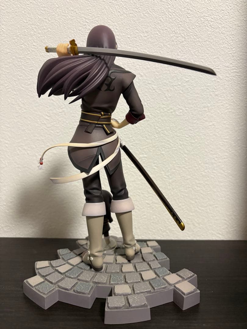 ユーリ・ローウェル フィギュア