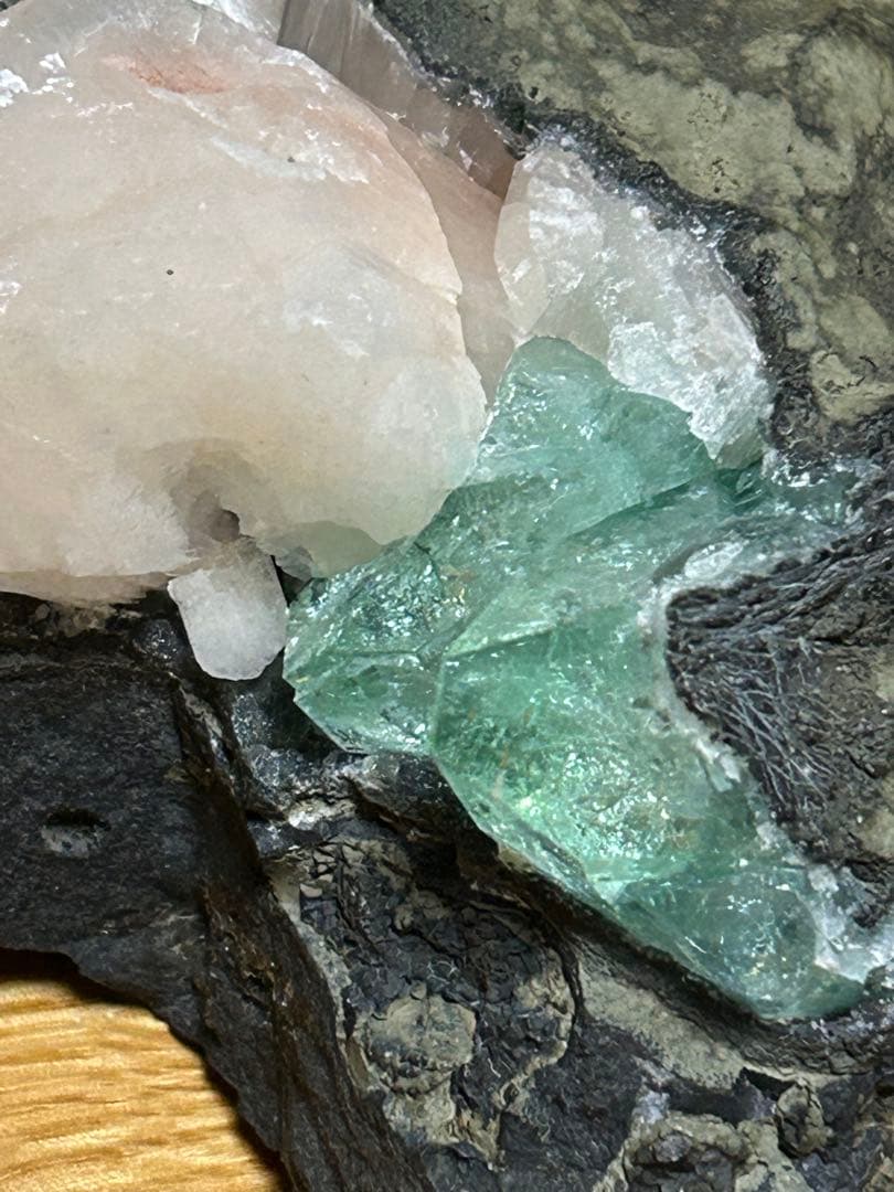 グリーンアポフィライトスティルバイトとヘマタイトの原石で共生‼️大特価SALE