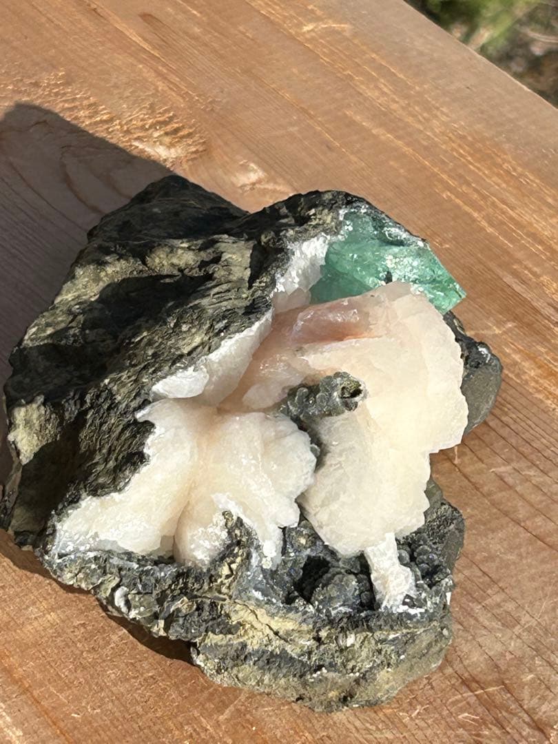 グリーンアポフィライトスティルバイトとヘマタイトの原石で共生‼️大特価SALE
