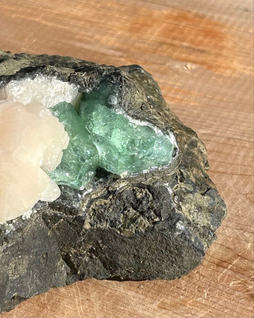 グリーンアポフィライトスティルバイトとヘマタイトの原石で共生‼️大特価SALE