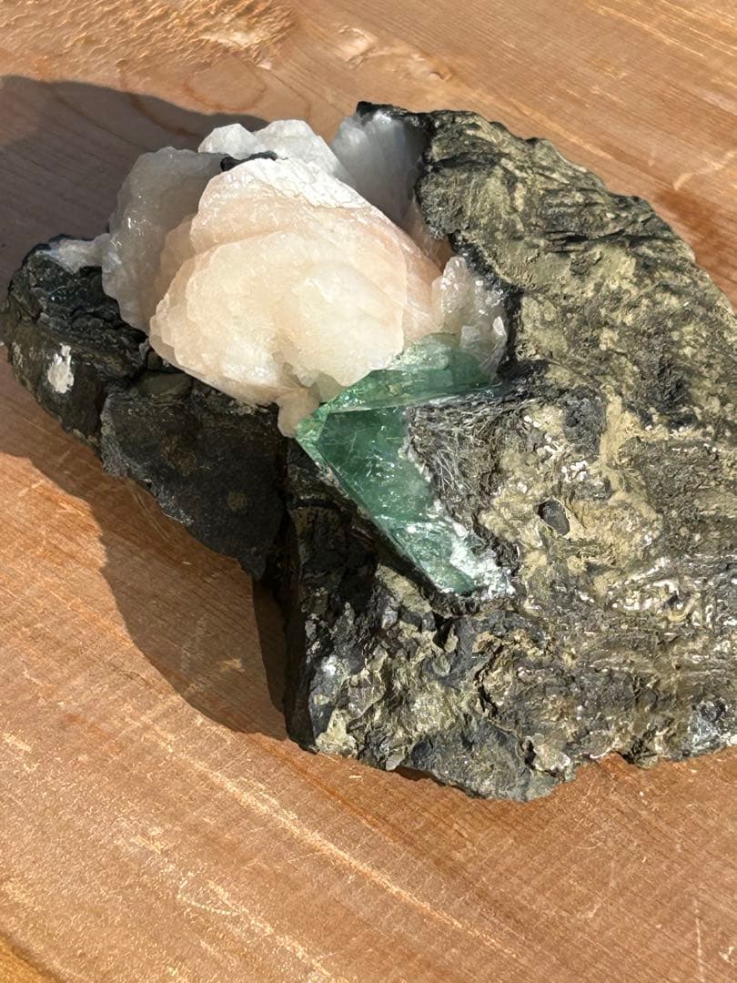 グリーンアポフィライトスティルバイトとヘマタイトの原石で共生‼️大特価SALE