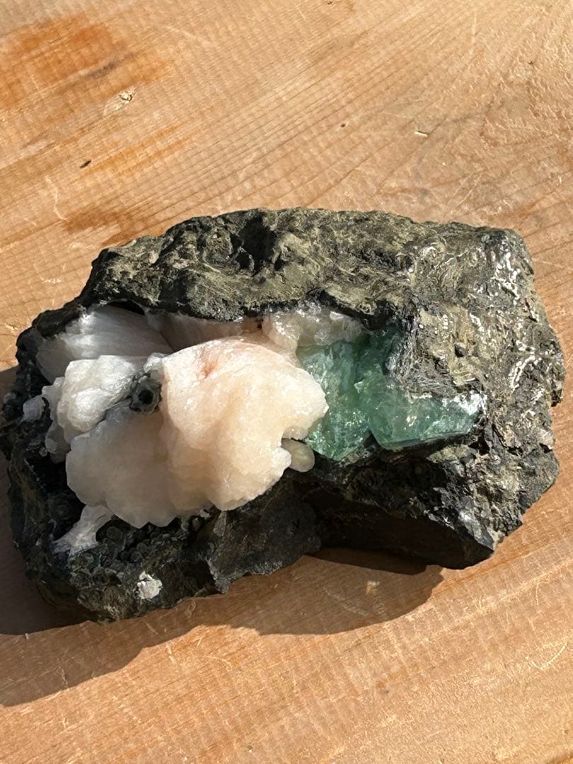 グリーンアポフィライトスティルバイトとヘマタイトの原石で共生‼️大特価SALE