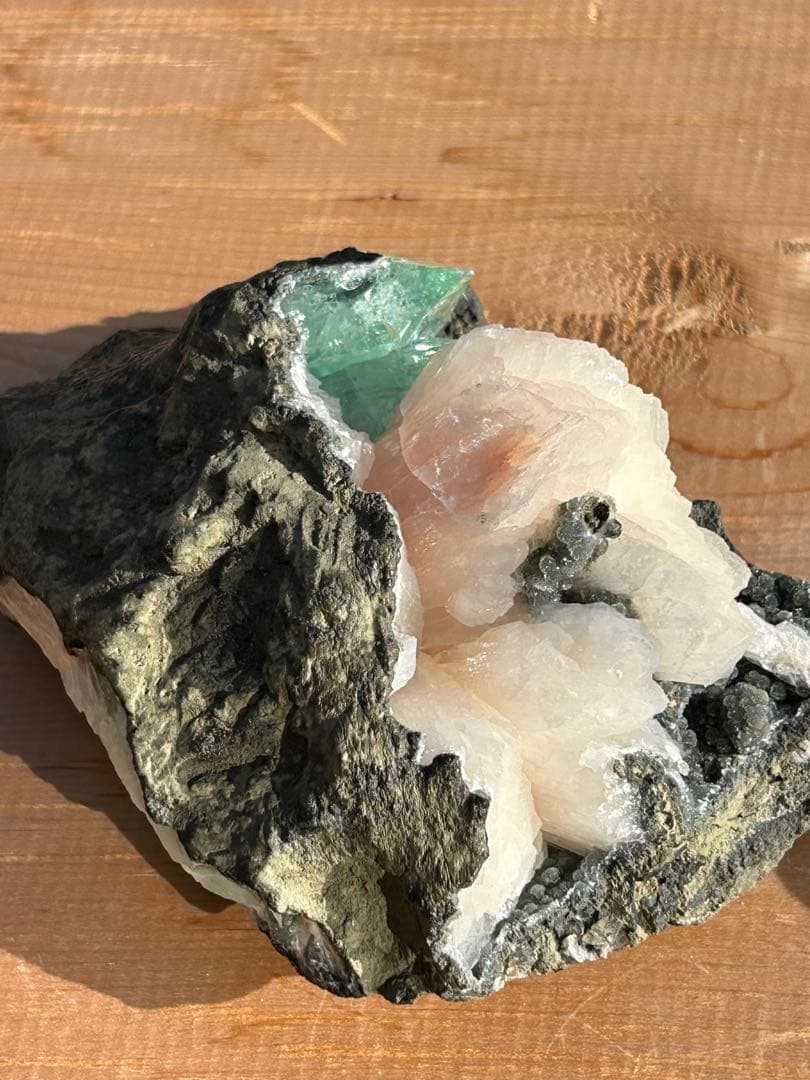 グリーンアポフィライトスティルバイトとヘマタイトの原石で共生‼️大特価SALE
