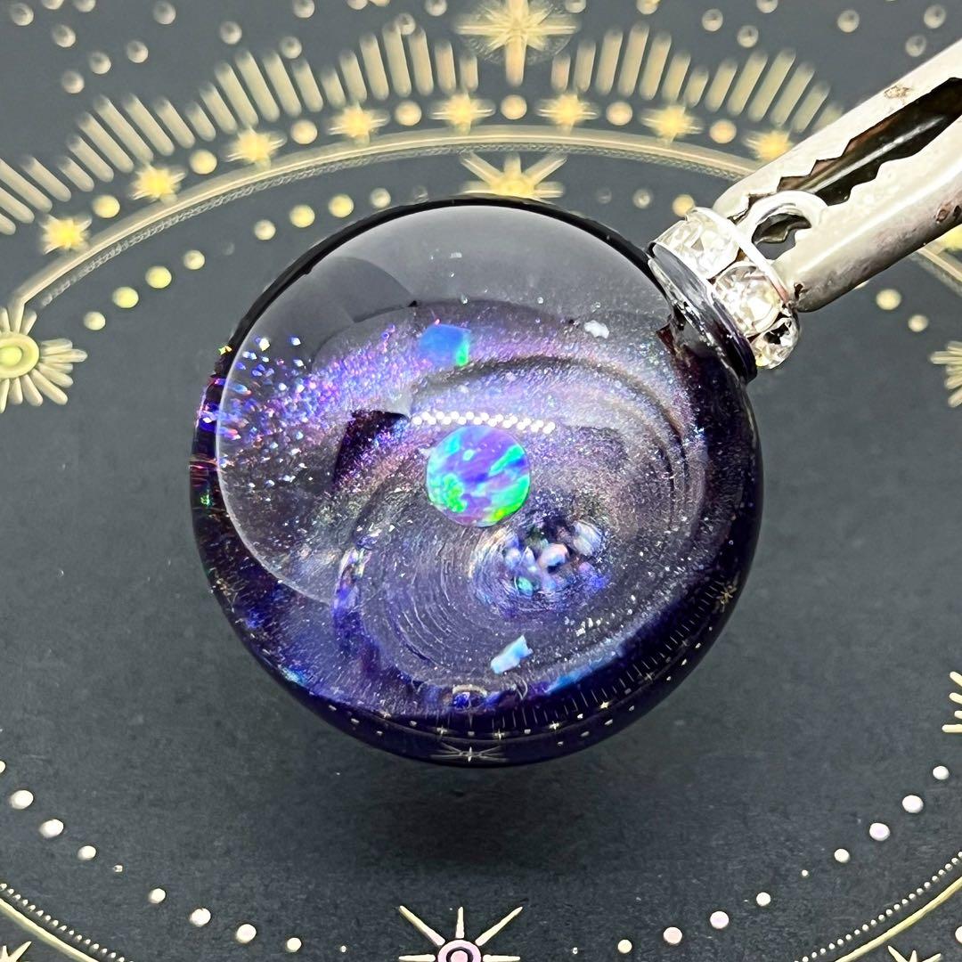 【ハンドメイド】135.137.宇宙玉チャーム　25mm 宇宙玉専用台座２個