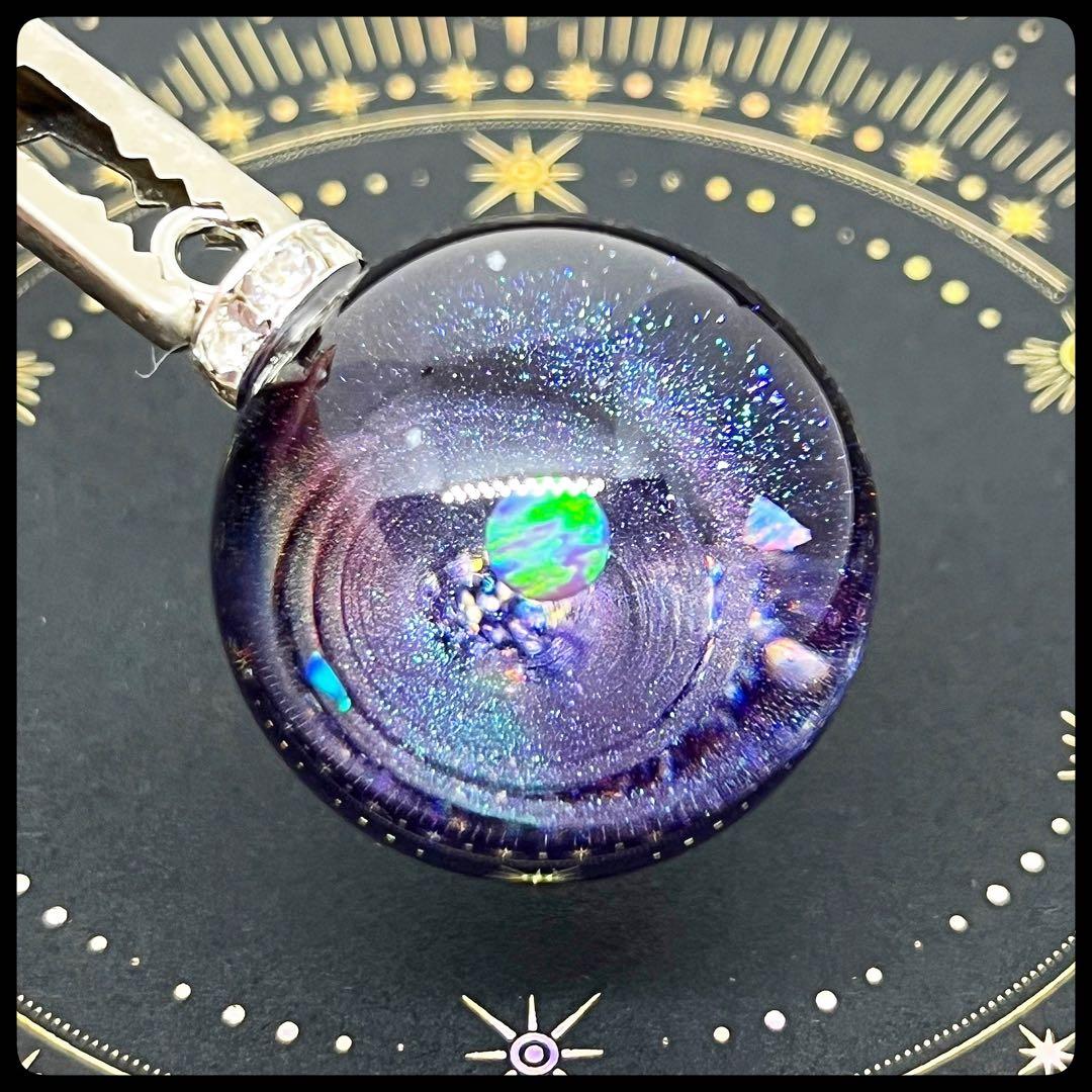 【ハンドメイド】135.137.宇宙玉チャーム　25mm 宇宙玉専用台座２個