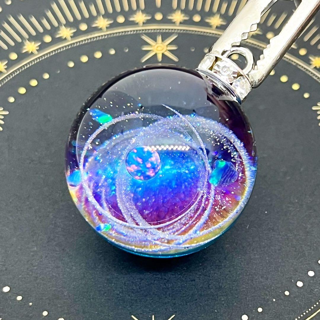 【ハンドメイド】135.137.宇宙玉チャーム　25mm 宇宙玉専用台座２個