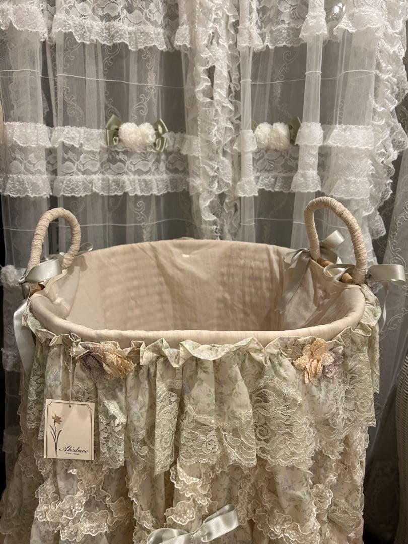 タグ付さえらアキアカネフリフリ特大レースバスケット30×43●テーブルクロスにも