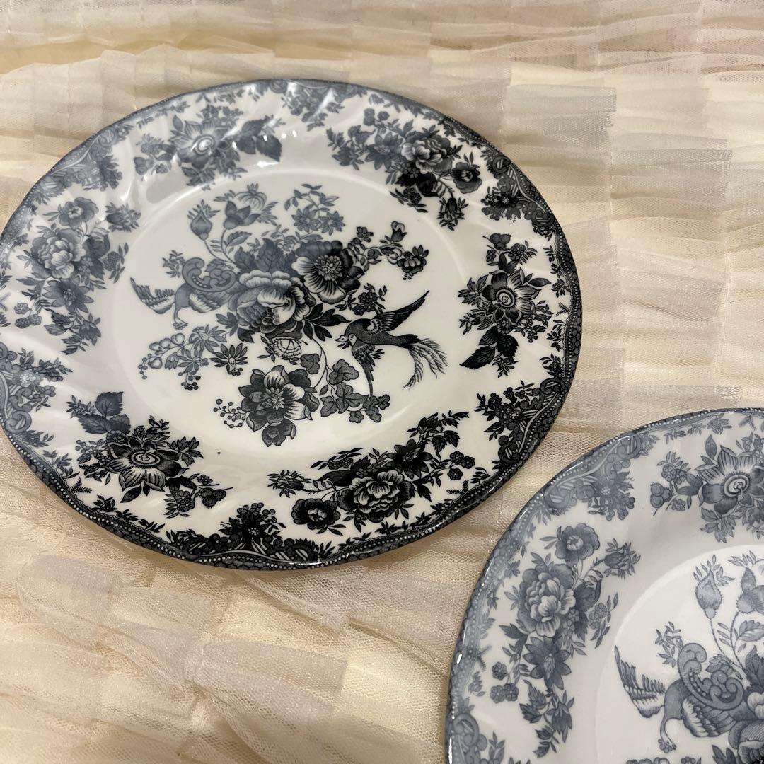 Anthropologie購入黒白花柄の中型皿 陶磁器製2枚セットです。
