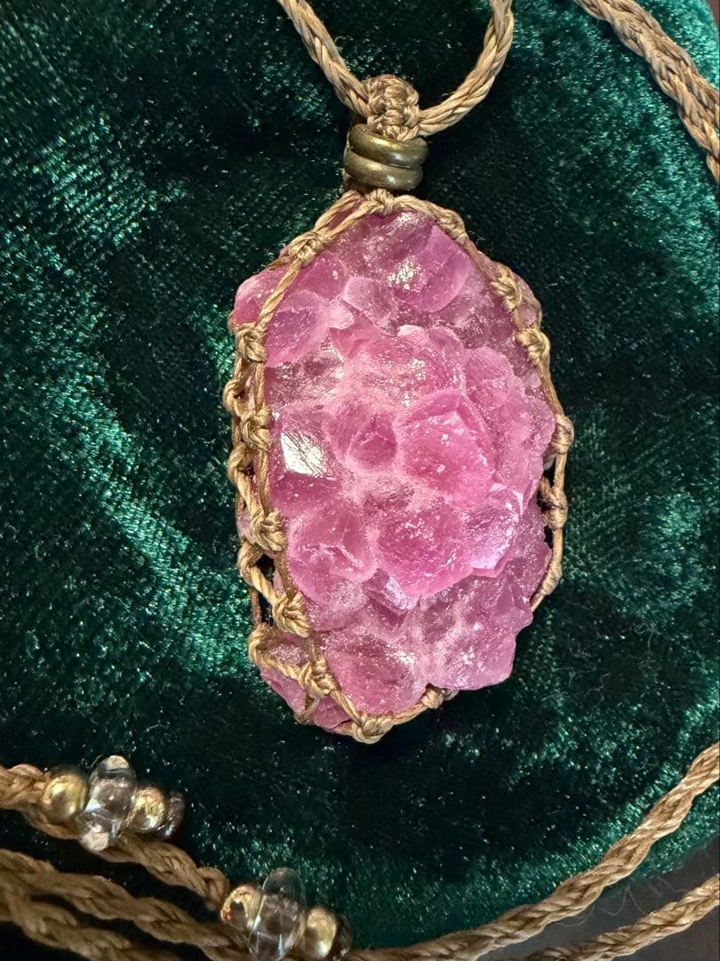 マゼンタカルサイト　ピンクコバルトカルサイト　原石　マクラメ編みネックレス