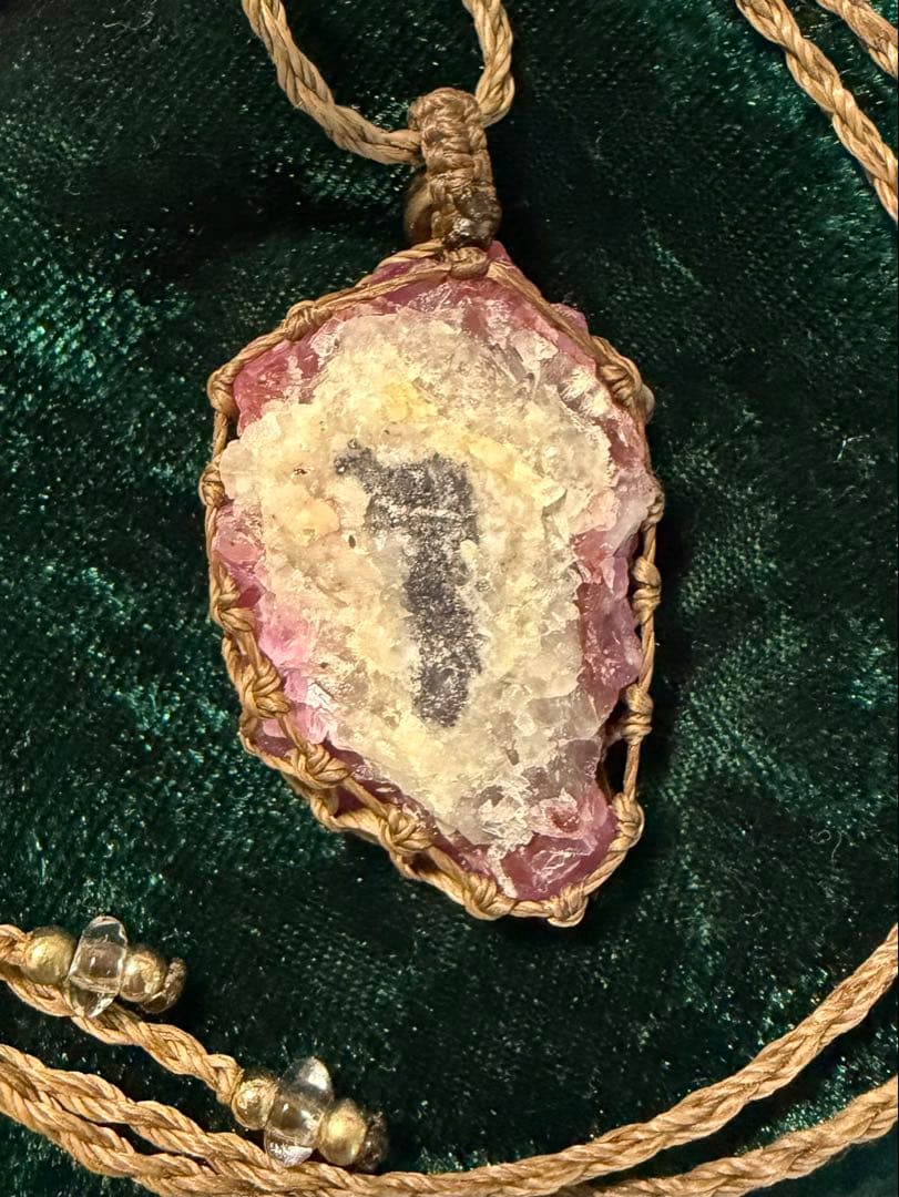 マゼンタカルサイト　ピンクコバルトカルサイト　原石　マクラメ編みネックレス