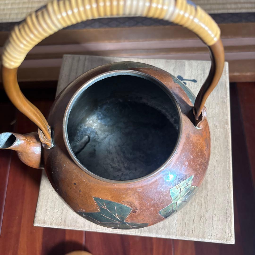 陶器の急須 葉模様 竹ハンドル