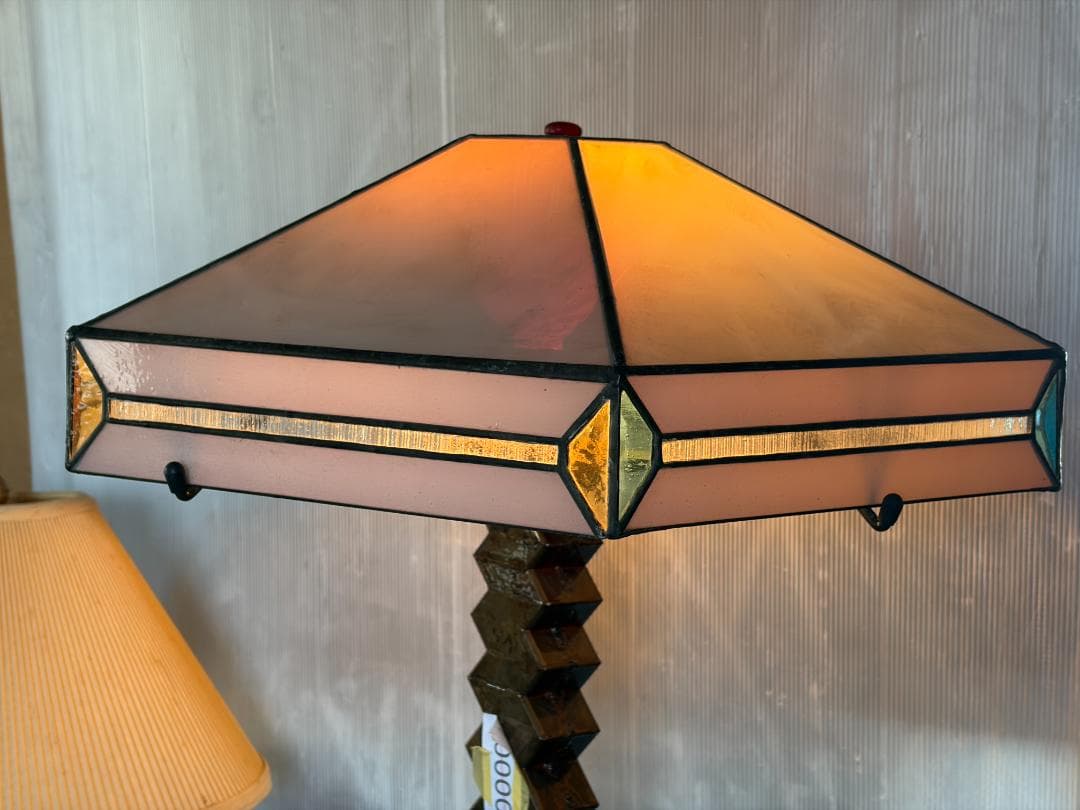 ステンドグラス　ルームランプ　ジグザグ支柱　個性的　レトロ　スタンドライト　In