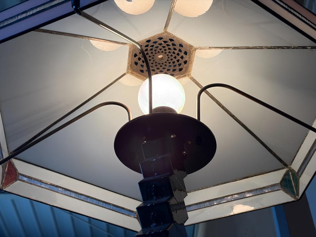 ステンドグラス　ルームランプ　ジグザグ支柱　個性的　レトロ　スタンドライト　In