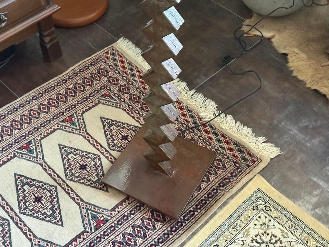 ステンドグラス　ルームランプ　ジグザグ支柱　個性的　レトロ　スタンドライト　In