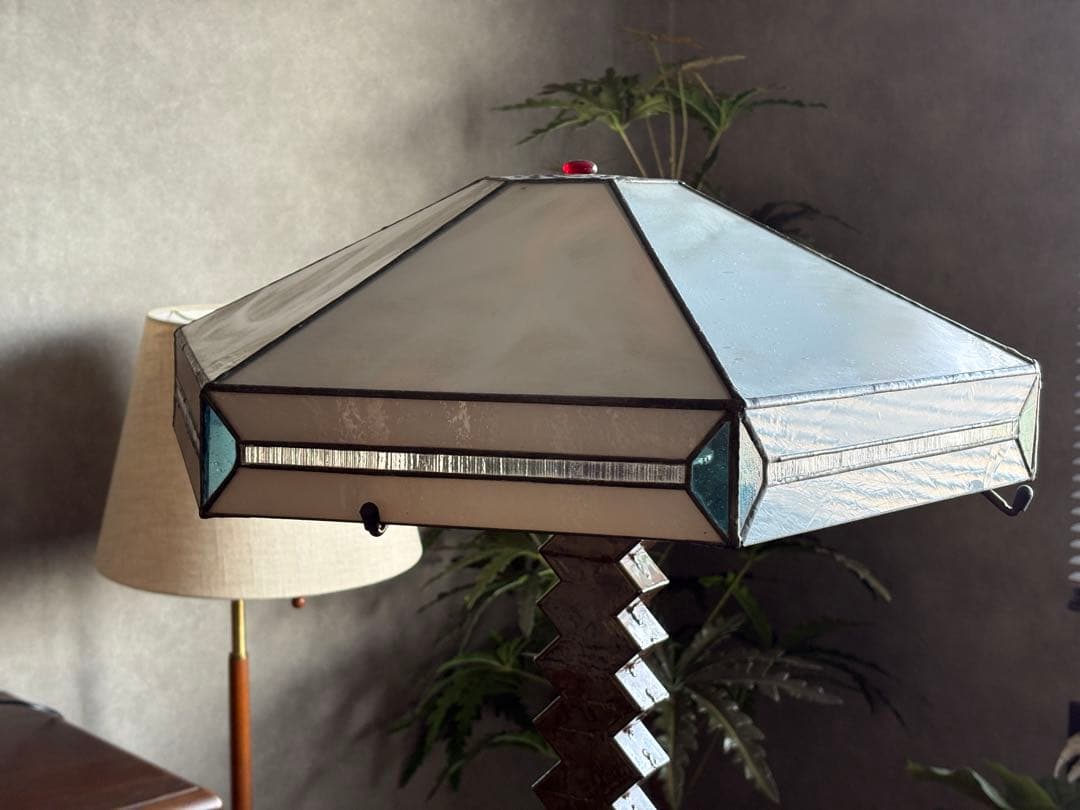 ステンドグラス　ルームランプ　ジグザグ支柱　個性的　レトロ　スタンドライト　In