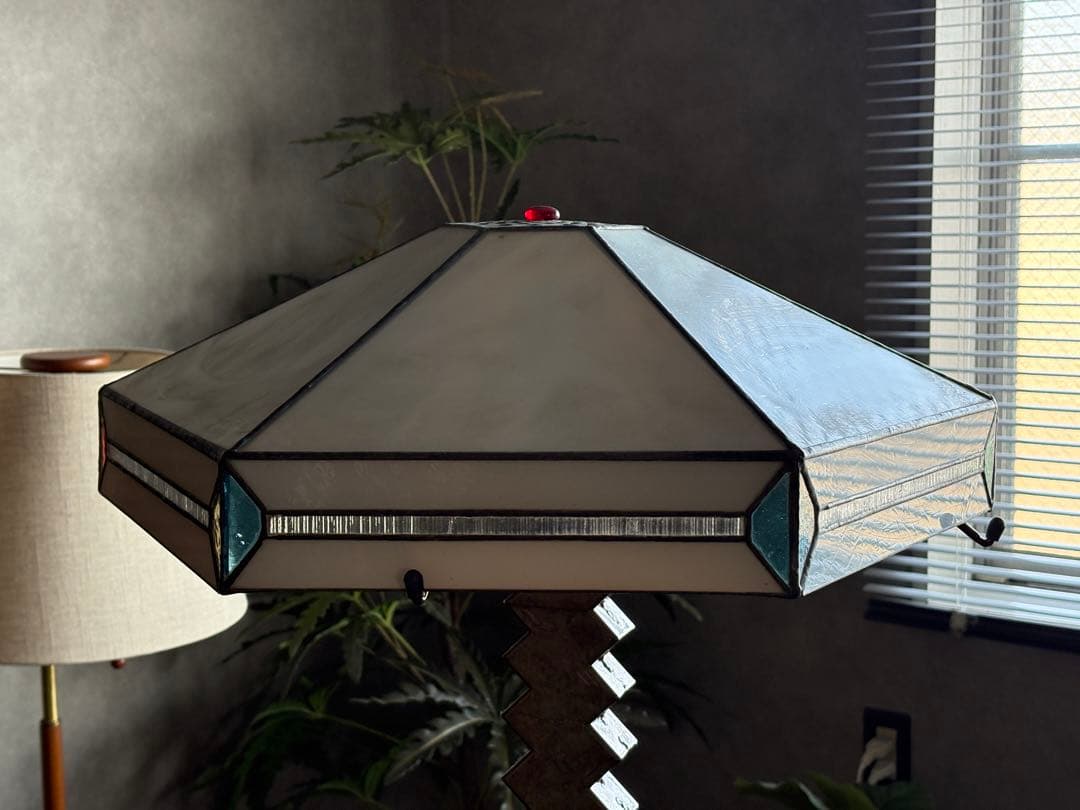 ステンドグラス　ルームランプ　ジグザグ支柱　個性的　レトロ　スタンドライト　In