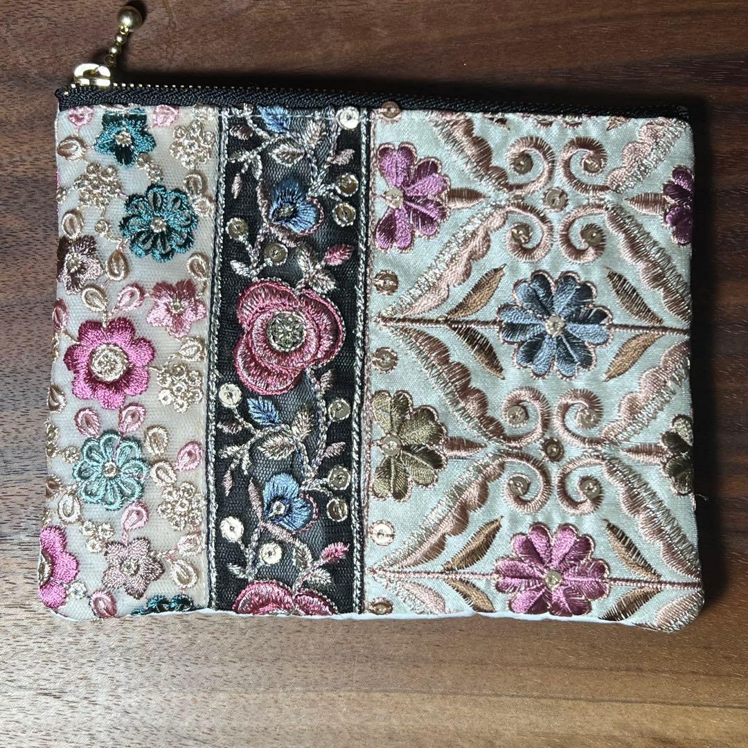 キラキラ⭐️　インド刺繍ポーチ中&ぷっくりポーチ