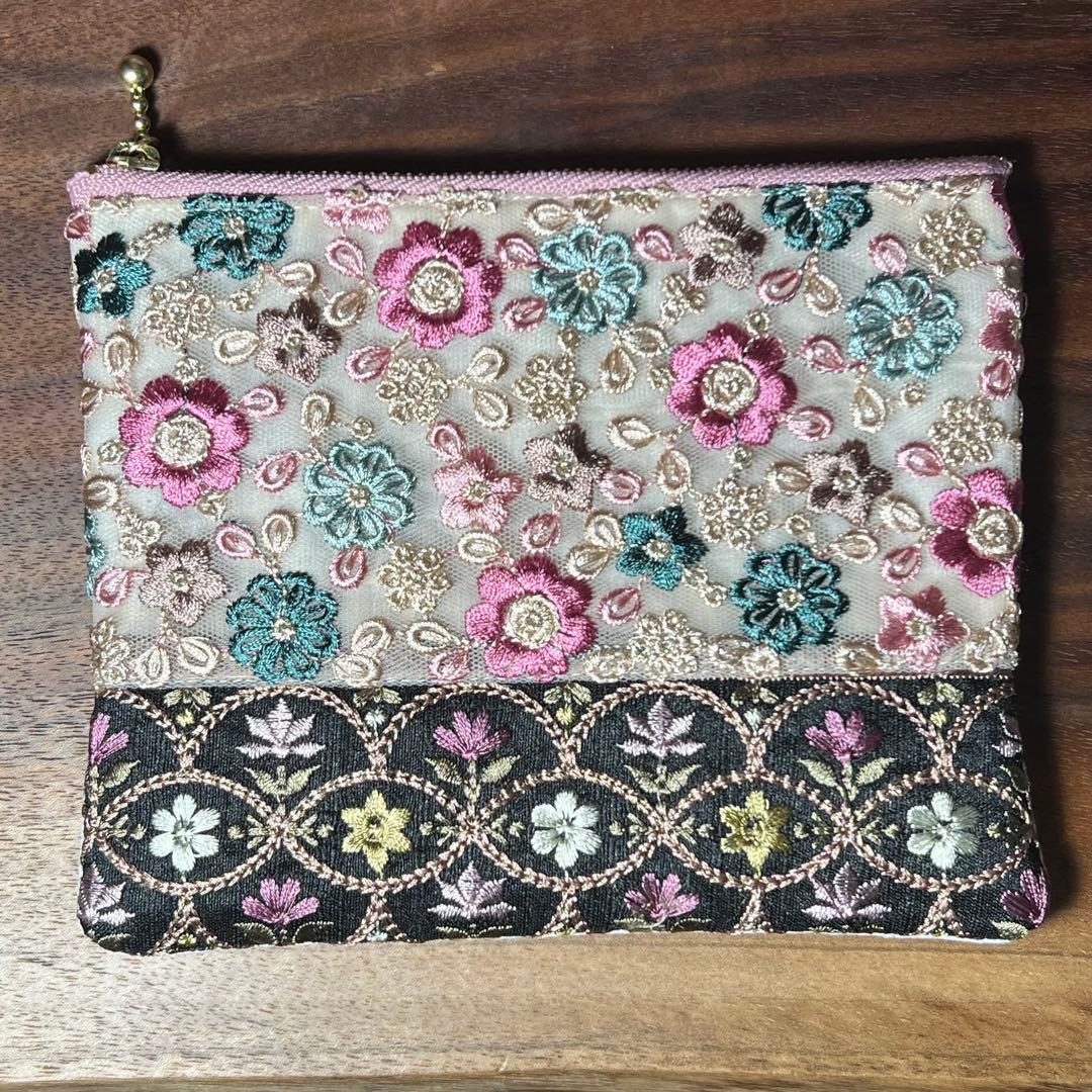 キラキラ⭐️　インド刺繍ポーチ中&ぷっくりポーチ