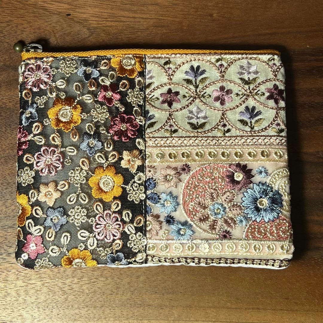 キラキラ⭐️　インド刺繍ポーチ中&ぷっくりポーチ