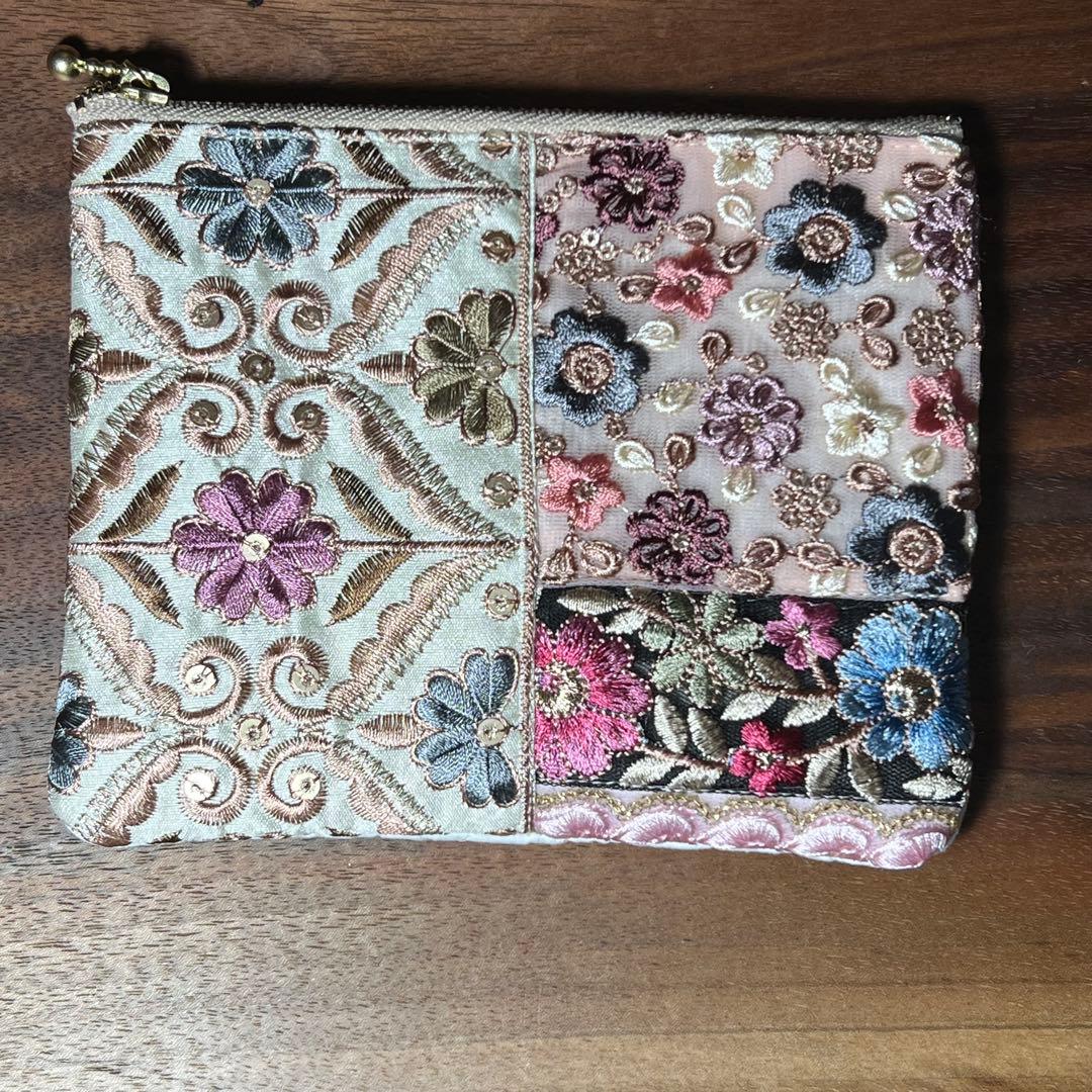 キラキラ⭐️　インド刺繍ポーチ中&ぷっくりポーチ