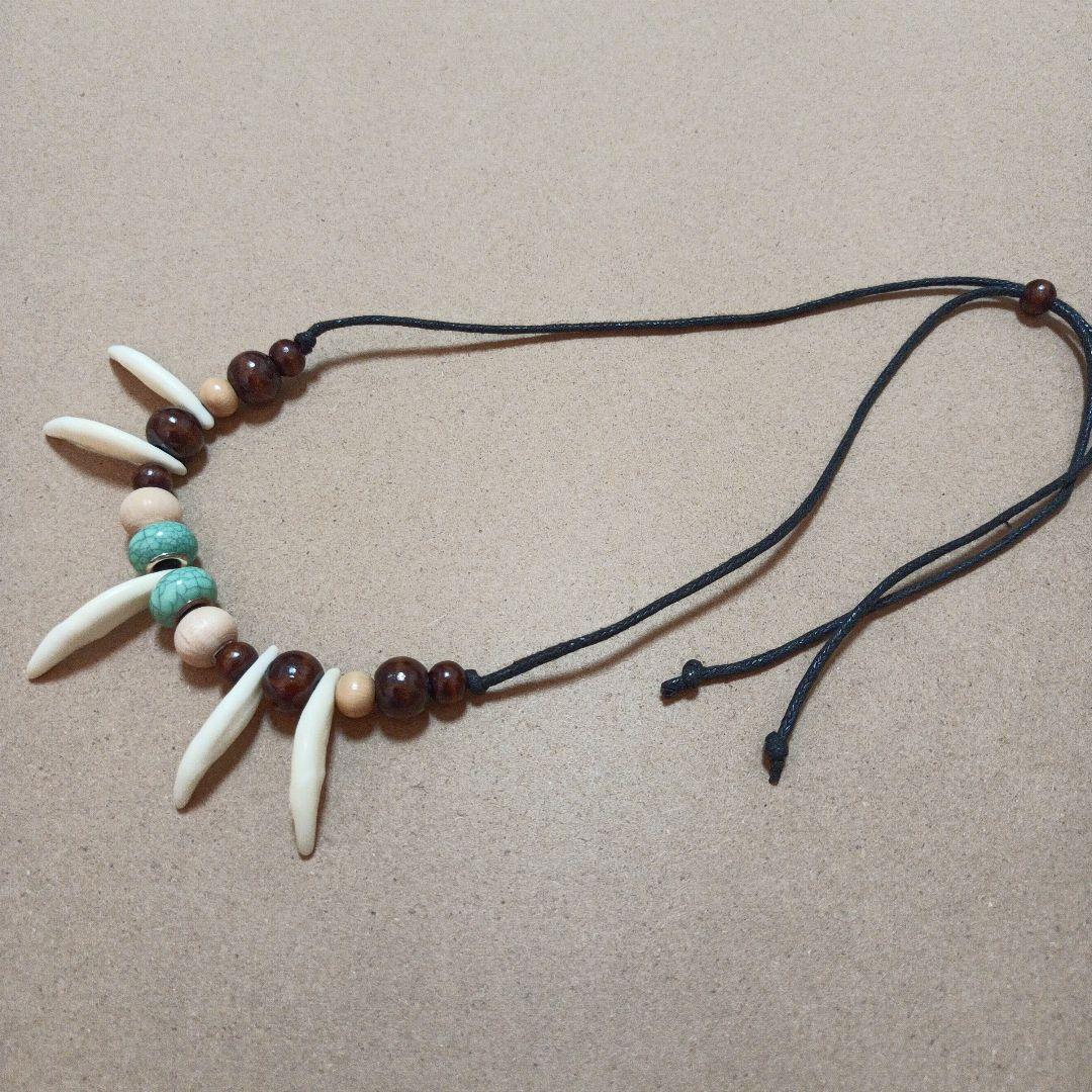 コヨーテの牙大きめネックレス民族風　グリーン