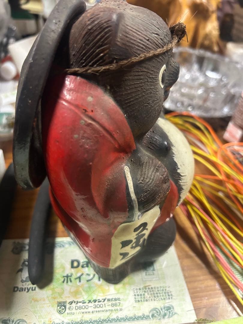 たぬきの陶器置物 赤黒