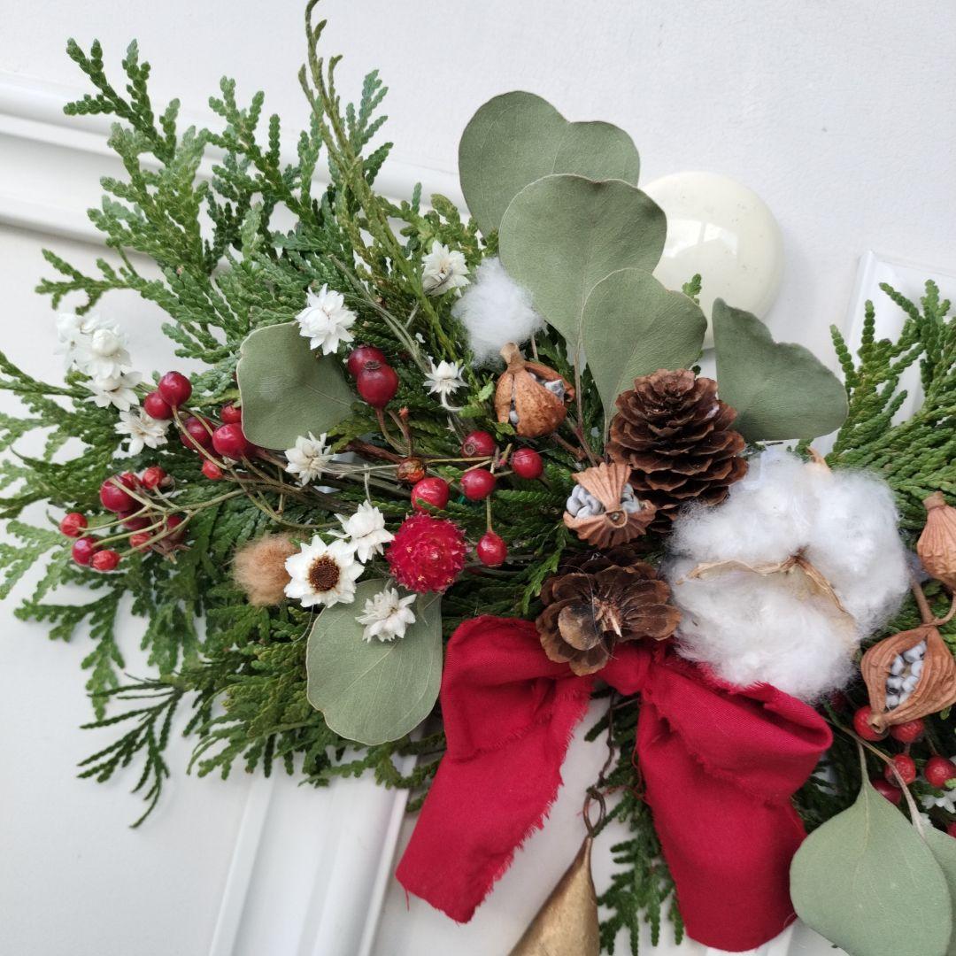 カウベルの優しい音色　コニファーと赤い実のドライフラワー横長スワッグ