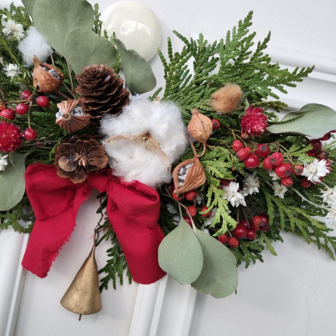 カウベルの優しい音色　コニファーと赤い実のドライフラワー横長スワッグ