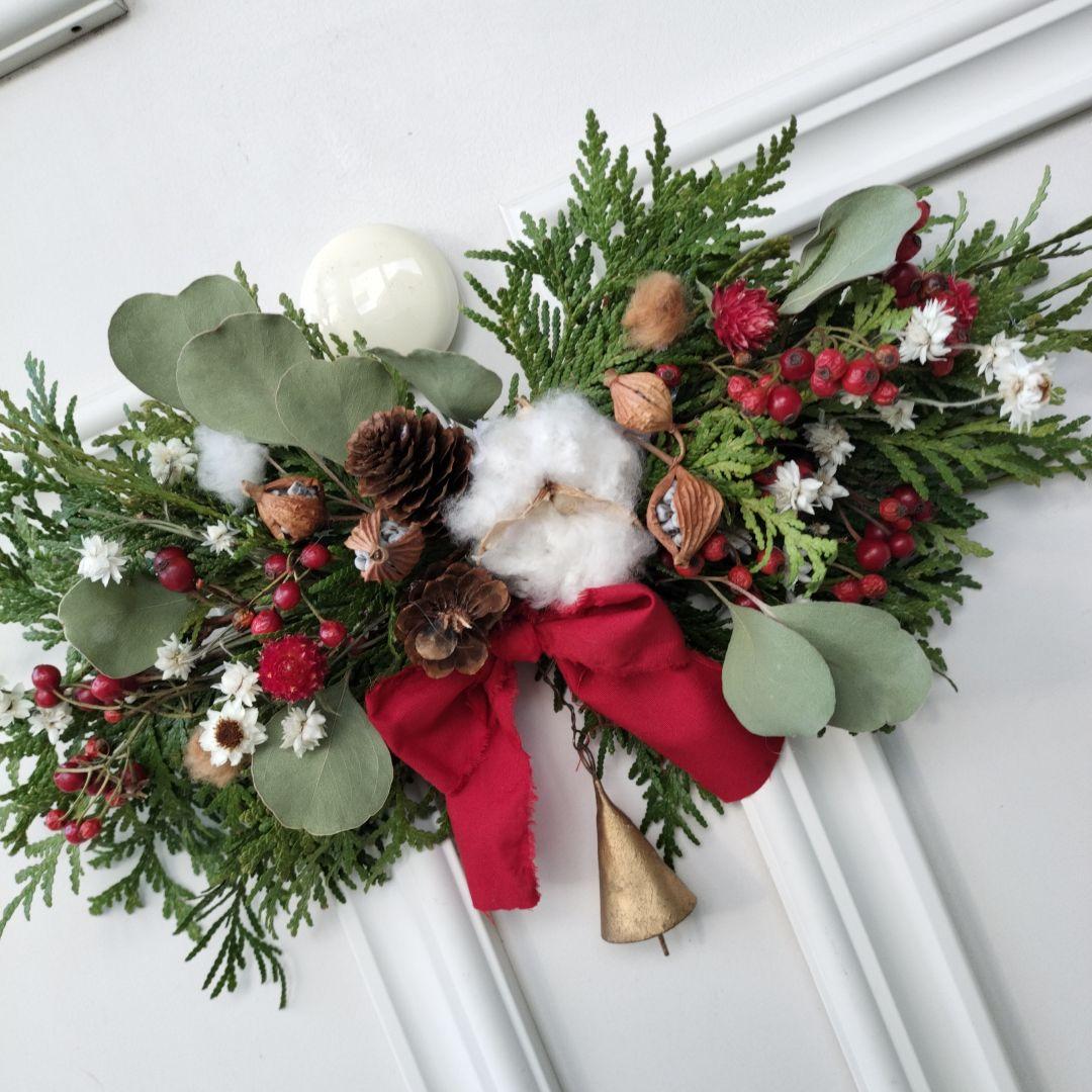 カウベルの優しい音色　コニファーと赤い実のドライフラワー横長スワッグ