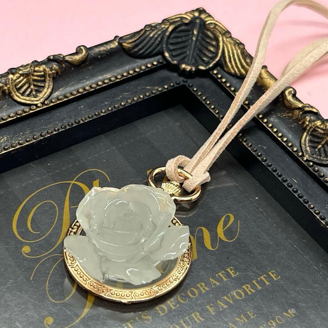 恐ろしく輝く薔薇のペンダント【月と猫】