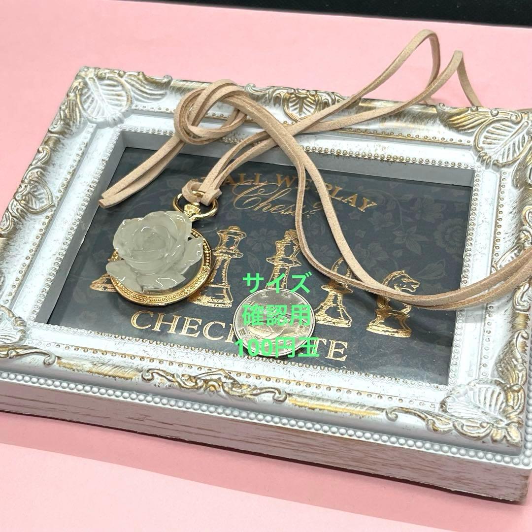 恐ろしく輝く薔薇のペンダント【月と猫】