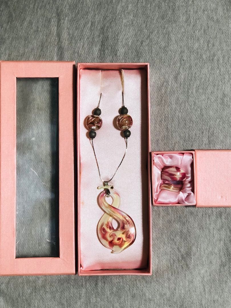 ガラス製　ネックレスとリング