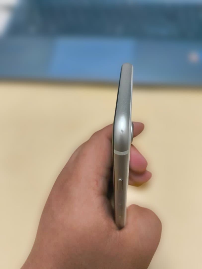 Apple iPhonese2 ホワイト 64GB レザーケース付き