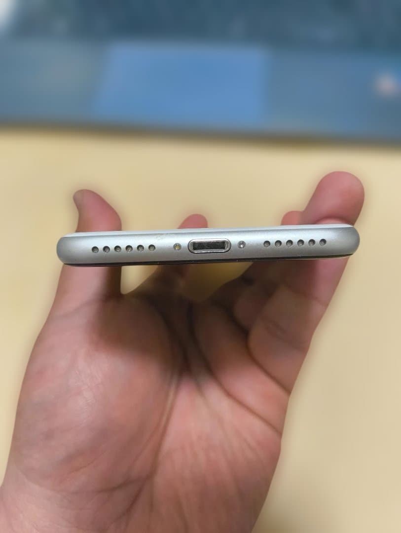 Apple iPhonese2 ホワイト 64GB レザーケース付き