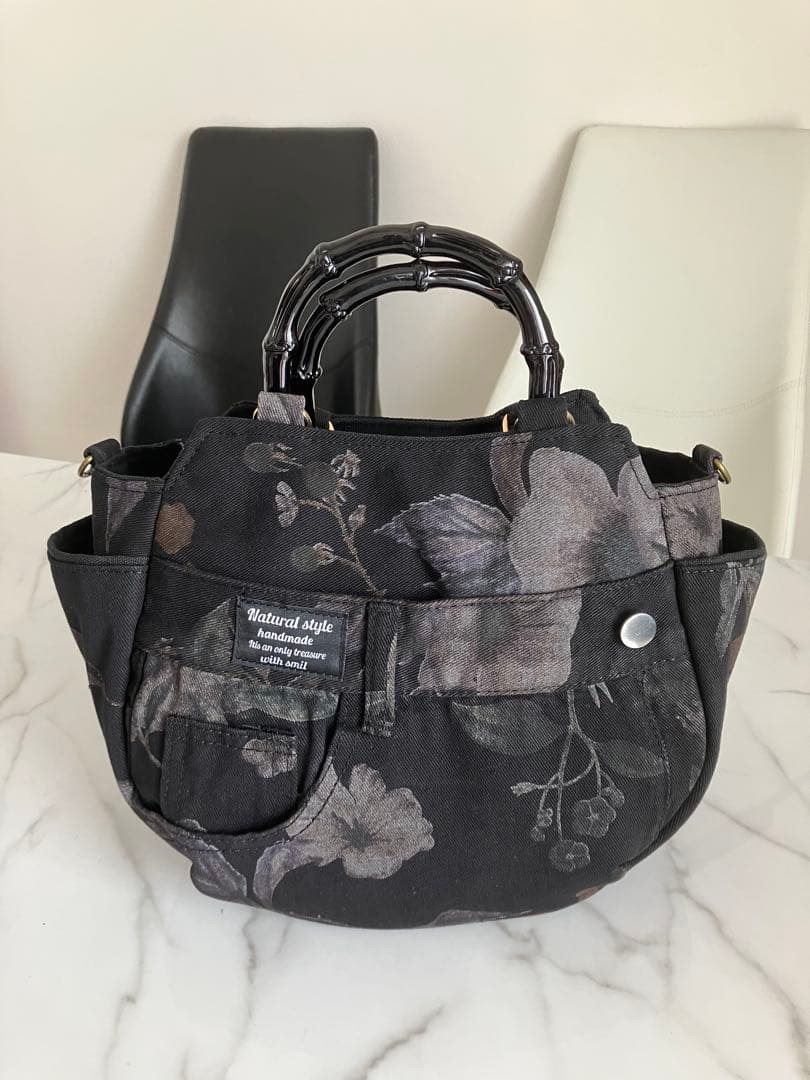 850 にさおり　黒花柄デニムリメイクバック　ハンドメイド
