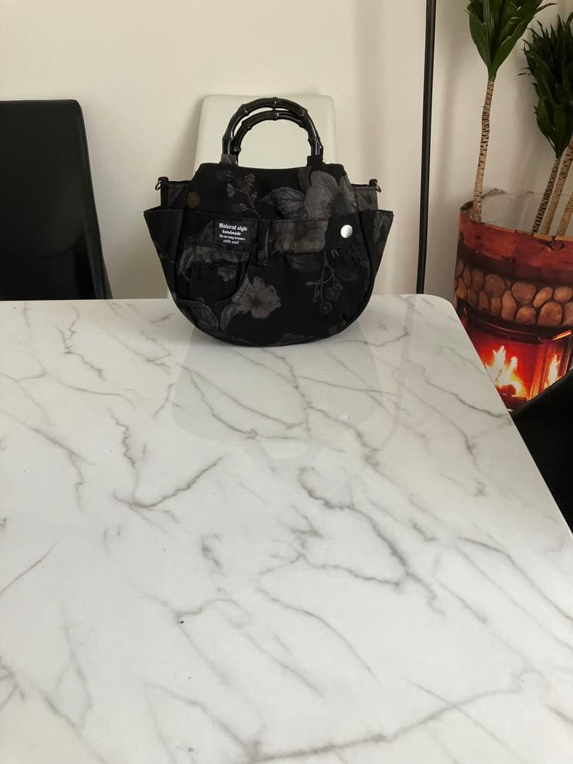 850 にさおり　黒花柄デニムリメイクバック　ハンドメイド