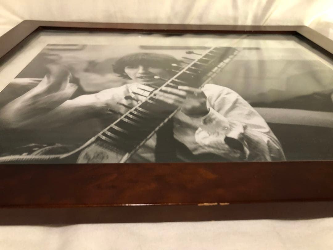 ジョージ・ハリスン シタール演奏 ポートレート写真　額装　カメラプラスロンドン作